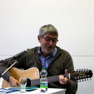 Wolfgang Kniep singt und spielt auf seiner Gitarre