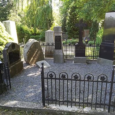 Altentreptow - Steinsammlung Friedhof 