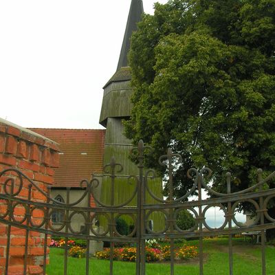 Bartow - Friedhof und Kirche 