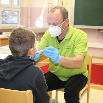 Zahnarzt Christian Blohm bei der Untersuchung