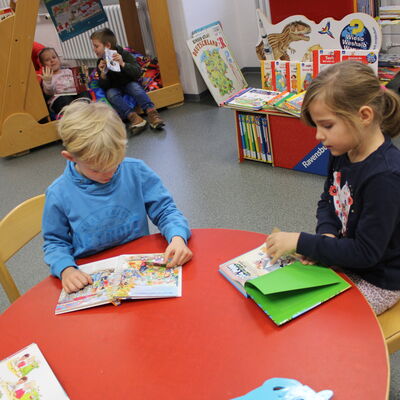 Bibliothek: Kinder der 1 c beim Lesen