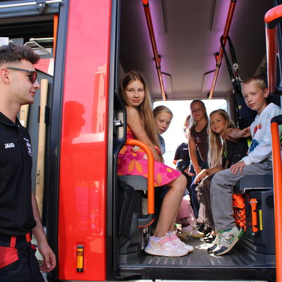 Bild vergr&ouml;&szlig;ern: Abschlussfest: Die Feuerwehr ermöglichte Einblicke.