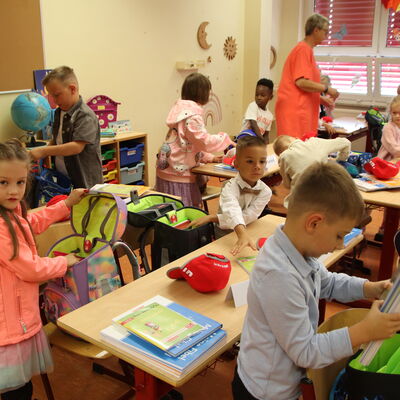 Bild vergr&ouml;&szlig;ern: Das Einpacken der Schulsachen klappt gut