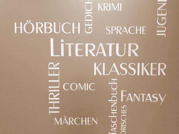 Bild vergr&ouml;&szlig;ern: Literaturwand