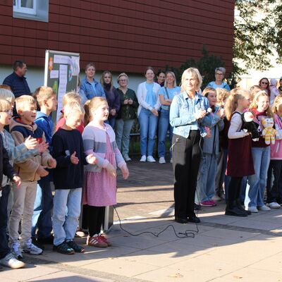Bild vergr&ouml;&szlig;ern: Auftakt mit Posaunen und Chor der Klasse 3 b.