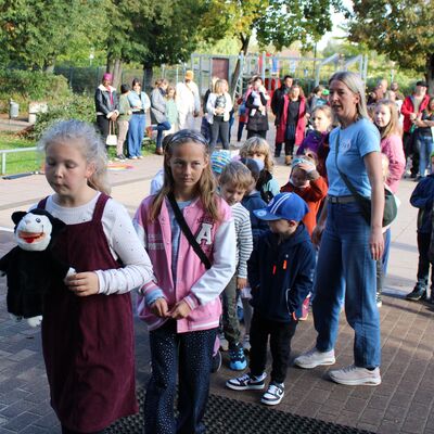 Bild vergr&ouml;&szlig;ern: Die "Bustour" durch die Schule beginnt.