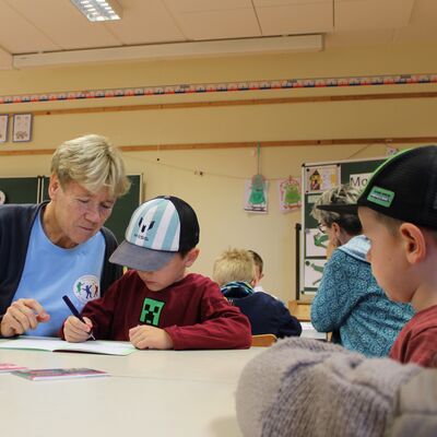 Bild vergr&ouml;&szlig;ern: Die Kinder durften verschiedene Füller ausprobieren.
