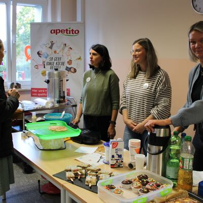 Bild vergr&ouml;&szlig;ern: Der Schulförderverein unterstützte sehr und betreute das Elterncafè.