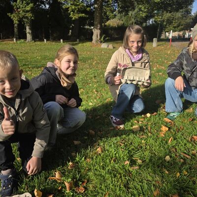 Bild vergr&ouml;&szlig;ern: Zwei Zweierteams der Klassen 1 a und 3 a finden die gesuchten Herbstschätze.