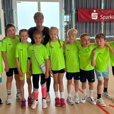 Bild vergr&ouml;&szlig;ern: Das Team unserer Grundschule mit Sportlehrerin Katrin Haasmann